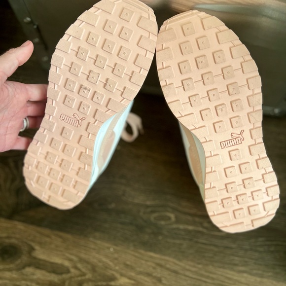 Womens Puma Pink sneakers, new without tags - Picture 7 of 8